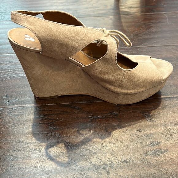 BP tan suede-like wedge open-toe shoes - Picture 6 of 8